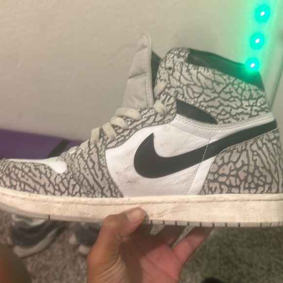 10.5 air Jordan’s no box needs a little cleaning but there in good shape - Picture 7 of 11